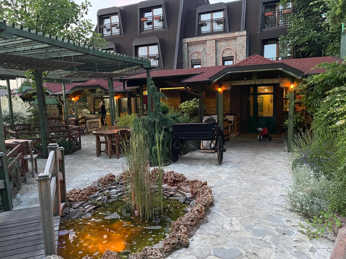 Каштел Pancevo Hotell Exteriör bild
